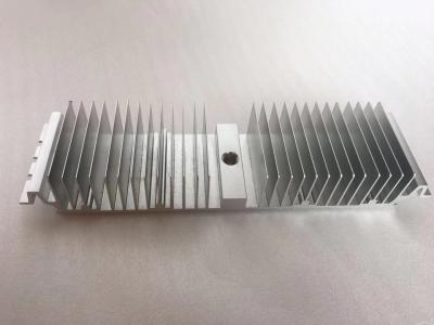 China Vorgebohrter passiver Aluminiumkühlkörper, maschinell bearbeitender Bohrlochkühlkörper der Verdrängung zu verkaufen