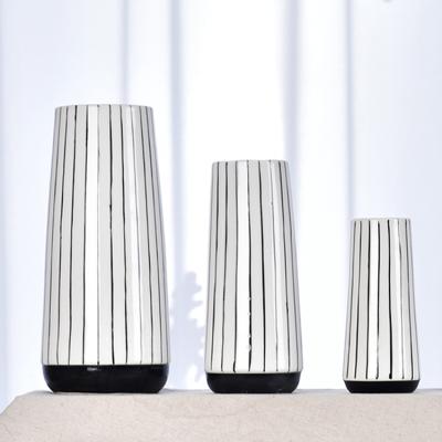 China Hot Sale Minimalist Home Decoration White Ceramic Vase With Veins Modern Design Black Wholesale Flower Vase for sale