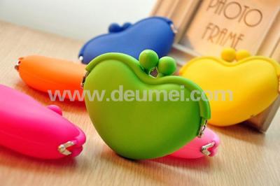 China Hot Fashionable Heart Silicone Coin Purse Wallet Promotional Lady Purse Children Purse for sale