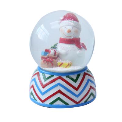 China Custom Christmas Europe Resin Souvenir Glass Water Globe Souvenir Snow Ball Decoration for sale