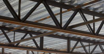 China Prefab Steel Structure Warehouse Hotel Commercial Building Roof Truss Joist Q345B Te koop