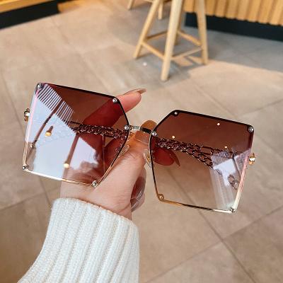 China Fashion Sunglasses Shape Oversized Gradient Sunglasses Women Vintage Metal Rivet Chain Square Frame Shades Designer Female Sunglasses Famous Brand for sale