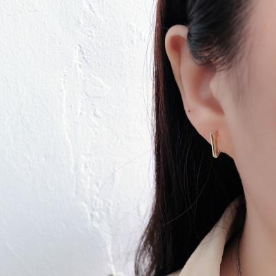 China Never allergic and lose to fade minimalist 14k gold triangle earings ladies huggie earrings for sale