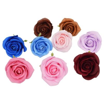 China Christmas Environmental Friendly Decorations Beauty Soap Flower Handmade Cold Roses Bouquet Gift Box Decorated Artificial Flower Heads for sale