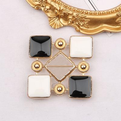 China New daily lifestyle small double C yard wind fragrant clothing accessories autumn and winter wind retro elegant brooch lady for sale