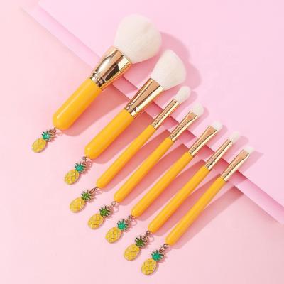 China Eco-friendly Cosmetic Makeup Brush Pineapple 8pcs Pendant Powder Eyeshadow Brush For Ladies for sale