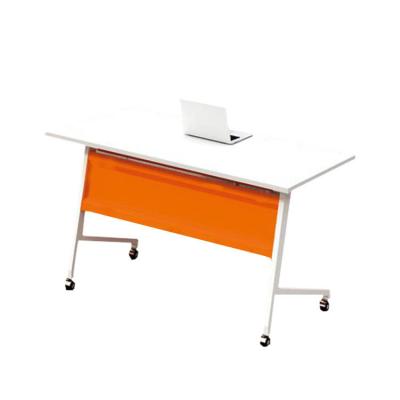 China Mesa de entrenamiento plegable naranja para oficina con patas de metal para varias personas en venta