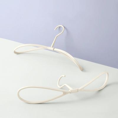 China New Design 8 Shape Home Use Quick Drying Heavy Duty Hangers With 360 Swivel Hooks for sale