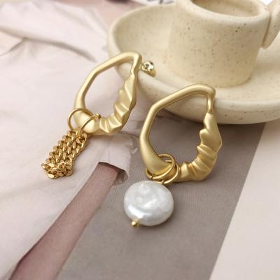 China Retro Korea 18k Metal Freshwater Asymmetrical Earring Earrings Environmental Friendly Gold Pearl Earings For Women 2021 for sale