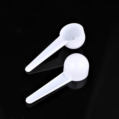 China Viable Small White Plastic Powder 20ml Spoon Professional Production Milk Powder Doser for sale