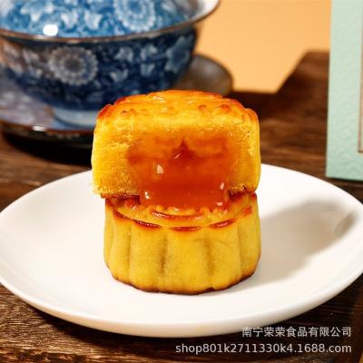 China Low fat exquisite gift box heart overflowing moon cakes 8 beautiful dots heart overflowing moon cakes for sale