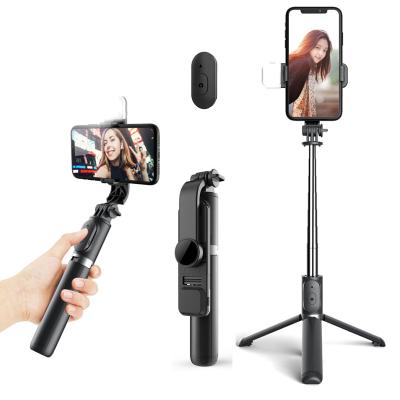 Cina Fold 3 in 1 Extendable Tripod for Mobile with Wireless Remote Beauty Sufficiency Light Selfie Stick Q02S in vendita