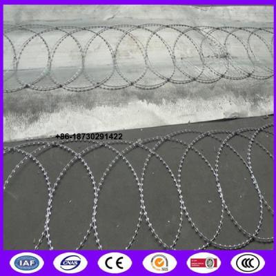 China Hot Dip Galvanized BTO 10 Flat wrap Razor Wire On fence top en venta