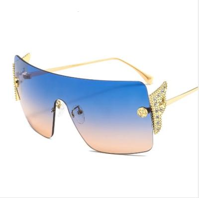 China 2021 Luxury Fashionable Ladies Sunglasses Wing Sea Women Ocean Diamond PC Big Fashion Sun Glasses Italy Design for sale