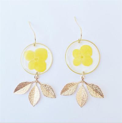 China Real High Quality Fashion Flower Drop Earring Gold Plated Resin Dry Round Drop Earring TRENDY For Summer for sale