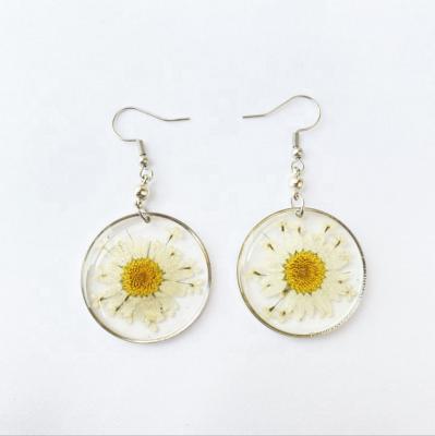 China FASHIONABLE Hot Selling Resin Transparent Earrings Around Resin White Natural Flower Chrysanthemum Dangle Earrings for sale