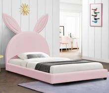 China Fabric Living Spaces Upholstered Bed Frame Foundation Platform Design With Footboard zu verkaufen