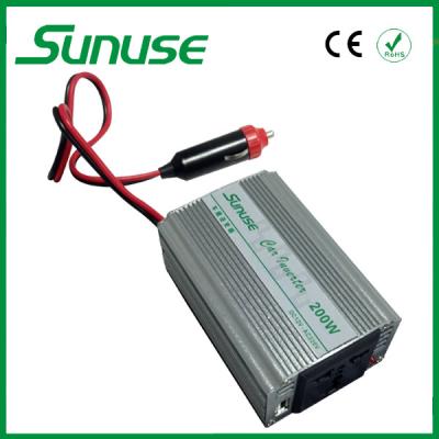 Chine 200W des véhicules à moteur a modifié le C.C d'inverseur de puissance d'onde sinusoïdale selon C.A. 12V/24V avec outre de la grille à vendre