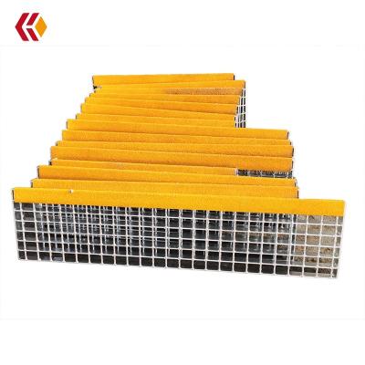 China Modern Manufacturer Galvanized Stair Tread with Yellow Abrasive Anti-Slip Flair for sale