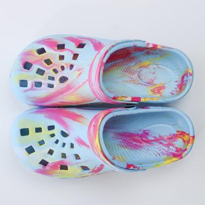 China New Design 6CL001 Summer Flat Rainbow Printing Mens Womens Sandals Clogs Unisex Anti-Slip Garden Shoes EVA Tie-Dyed Clogs Custom for sale