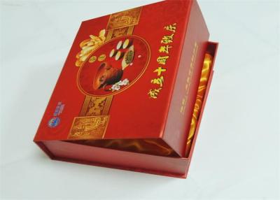 China Caja de regalo magnética del cierre que imprime el papel revestido + el paño/la seda W-O que ata color rojo en venta