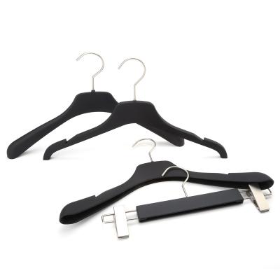 China Behind Doors/On Walls Space Saving Black Laundry Hot Selling Non Slip Hangers Plastic Clothes Hanger for sale