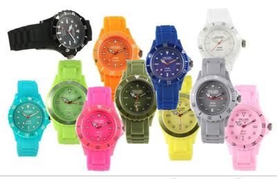 China Relojes grandes clásicos coloreados de la cara, relojes del cuarzo de 43m m para los hombres en venta