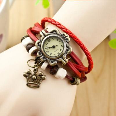 China Lange Schnur-Bügel-Damen-Quarz-Uhren/Lederarmband-Uhr mit Kronen-Charme zu verkaufen