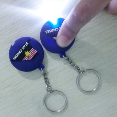 China Ein doppeltes mit Seiten versehenes weiches PVC Keychain, Taschenlampe Keychain der hohen Helligkeits-LED zu verkaufen