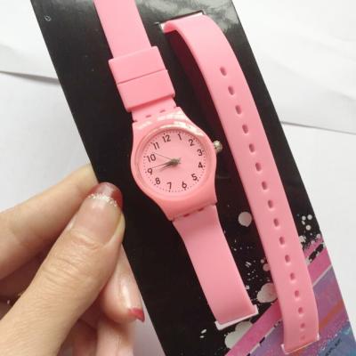 China Rosa Silikon-Manschetten-Uhren/dünne Gummisport-Uhr mit Karten-Verpackung zu verkaufen