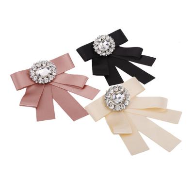 China Custom Made Luxury Corsage Madama Butterfly Double Brooch Cloth Brooch 3 Solid Color Wedding Friendly Material Femme Channel Brooch Crystal for sale