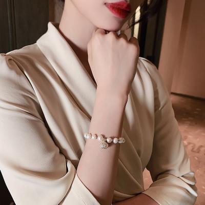 China Classic Shell Freshwater Pearl Bracelet Student Girlfriends Simple Design Female Exquisite Baroque Bracelet With Brass Accessories for sale