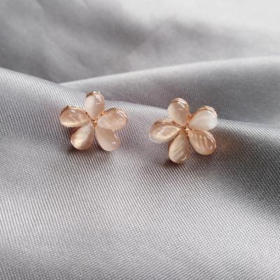 China 2020 CLASSIC Fresh Flower News Small Opal Earrings And Clips Cat Eye Short Stone Earrings for sale