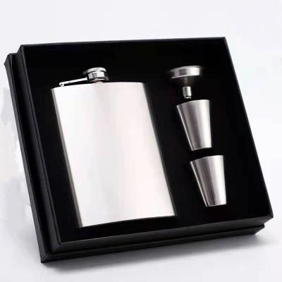 China Traditional Promotional Customizable Black Leather Logo 8OZ Stainless Steel Gifts Hip Flask Set for sale