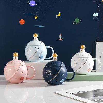 China Viable Dropshipping The Latest Copyrighted Cute Astronaut Planet Mug Cartoon Ceramic Mug With Cover And Spoon for sale