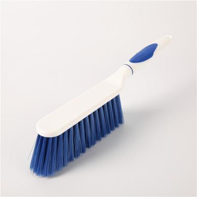 China Hot viable selling household dust brush portable plastic bedroom long handle cleaning brush for sale