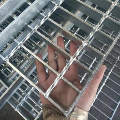 China Traditional Galvanized Steel Driveway Grating Heavy Duty Steel Metal Bearing Bar Grating Serrated Steel Mesh for sale