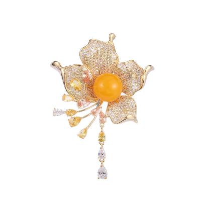 China 2021 Europe and America new color European and American brooch high-end flower tassel pearl pin accessories coat zircon brooch for sale