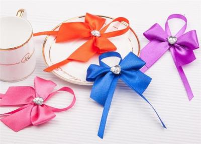 中国 Bowknot のカスタマイズされた銀製の熱い押すロゴ ペーパー贅沢な袋 販売のため