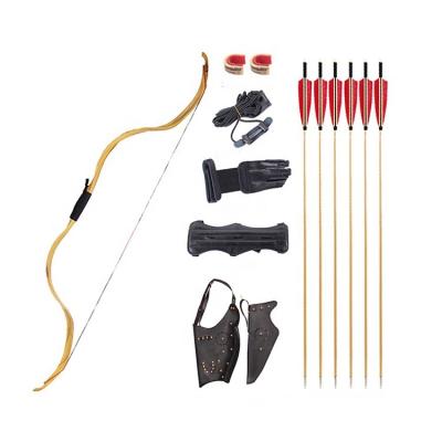 China Traditional Outdoor Shooting Range Bow Archery Hunting Shooting Equipment Recurve Bow Set for sale