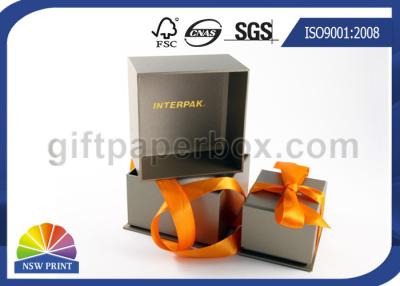 China La cartulina/el papel de arte de plata articuló la caja de regalo de la tapa con Bowknot de la cinta en venta