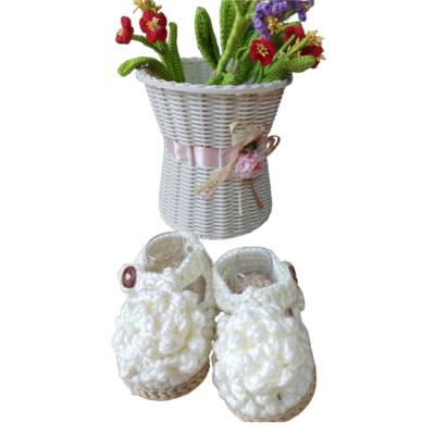 China Hand crochet factory direct sale boy dress hand crochet white flower baby shoes for sale