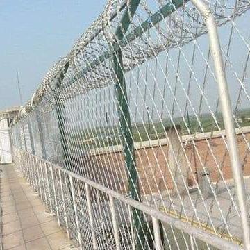 China Easily Assembled BTO 22 Razor Hot Dipped Galvanized Welded Wire Mesh Fence for sale