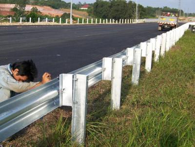 中国 2.7mm-4.0mm Thickness Roadway Guardrail M180 For Roadway Safety 販売のため