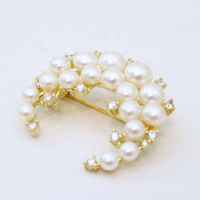 China Fashionable High Quality Luxury Full Pearls Semicircle With Pearl Brooch And Alloy Freshwater Zircon For Women for sale