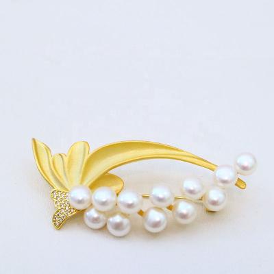 China Wholesale Fashionable Luxury Beautiful Flower Shape Freshwater Pearl Brooch With Cubic Zircon Stone And Alloy For Women for sale