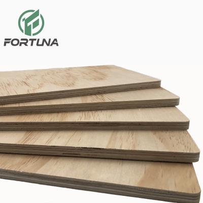 China Raincoat ; Competitive Price Factory Direct Sales 18 Structural Hardwood Pine Plywood For Construction Use for sale