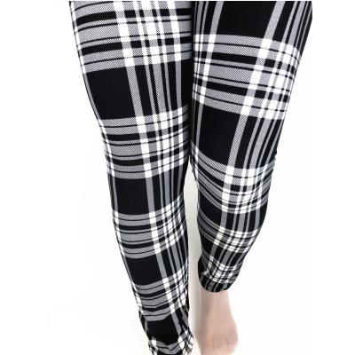 China Antibacterial Blend Classes Black White Plaids Design Fashion Women Super Soft Plus Capri Leggings Wholesale for sale