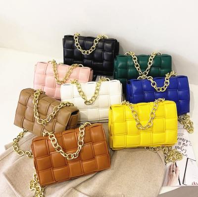 China Portable thick chain pillow bag 2020 autumn and winter fashion new woven women's soft cross-body tofu bag for sale