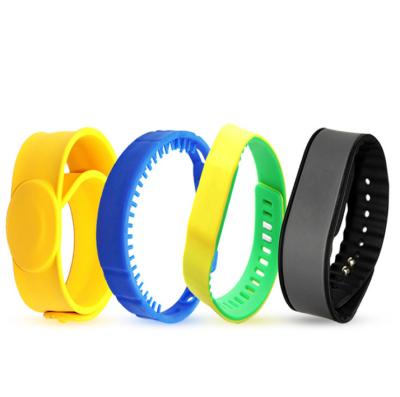 China Customized Programmable Waterproof NFC Passive Wristband Waterproof/Waterproof UHF/HF/IF RFID Silicone Adjustable Wristband for sale